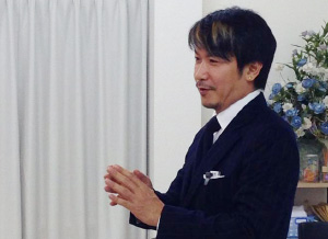 堀井昭一氏「未来を描くことの大切さ」授業風景写真