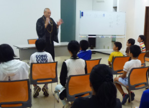 小川由晃住職「信じる力」授業風景写真