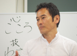 奥野僚右先生「勇気が未来をつくる」授業風景写真