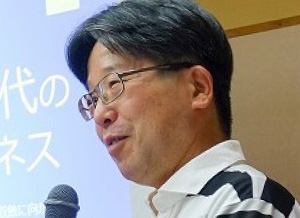 山崎俊巳先生「自然界に学ぶ生きる知恵」授業風景写真